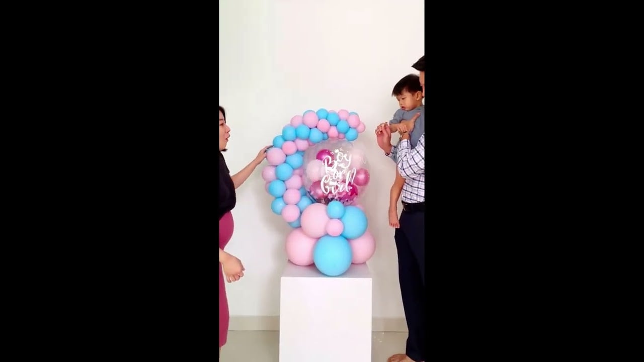Gender Reveal Balloon Hug